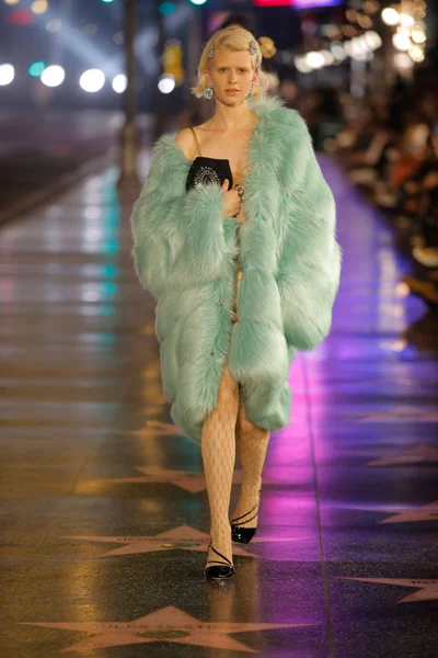 Look 100